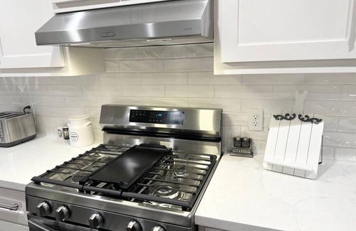 Bryan Apartment | Three Oaks Estate: Sleeps 10+Large Yard