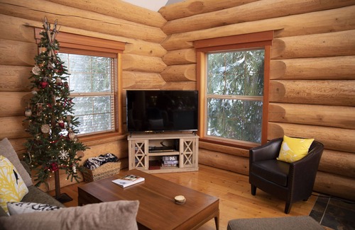 Glacier House | Three story log cabin w/ game room, new hot tub, BBQ, and all the extras