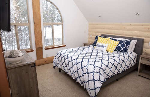 Glacier House | Three story log cabin w/ game room, new hot tub, BBQ, and all the extras