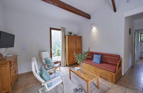 Quillan House | Tidy bungalow with dishwasher on a green domain