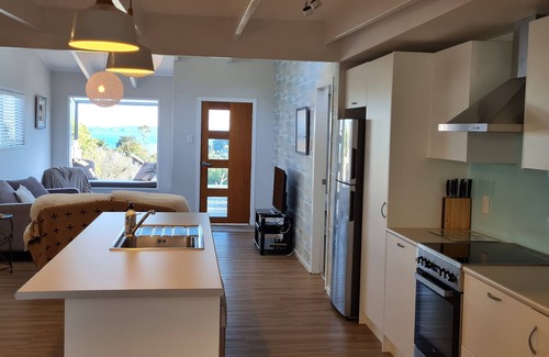 Surfdale House | TIKAPA MOANA VIEWS | Be My Guest