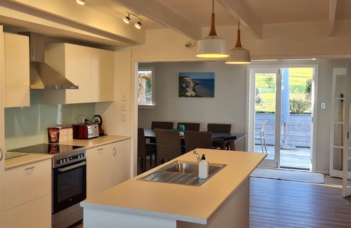 Surfdale House | TIKAPA MOANA VIEWS | Be My Guest