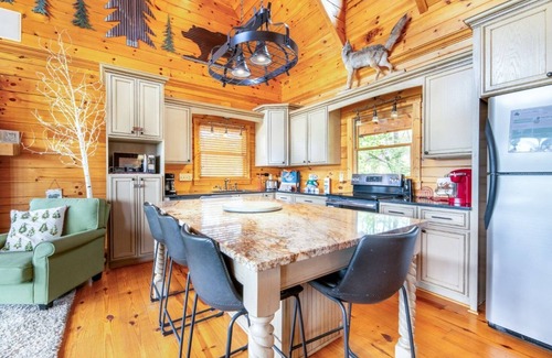 Gatlinburg - Pigeon Forge Cabin | Til's Den - Ask About Free Attraction Tickets!