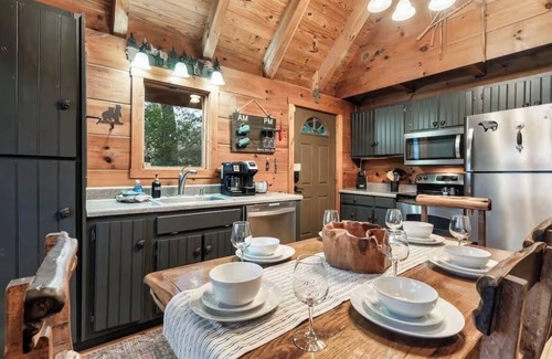 Gatlinburg - Pigeon Forge Cabin | Timber Lodge! Mtn View, Pickleball, Close 2 Dolly!