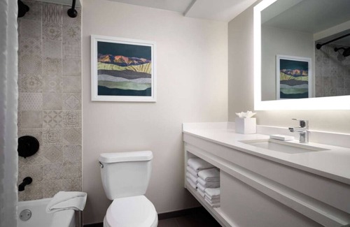 Irvine Business Complex Hotel | Time for a Delightful Getaway! Airport Shuttle, Pool & Jacuzzi, Pet Friendly