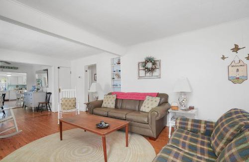 Chincoteague House | Timeout - Lovingly renovated cottage close to Downtown!