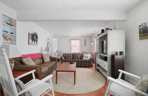 Chincoteague House | Timeout - Lovingly renovated cottage close to Downtown!