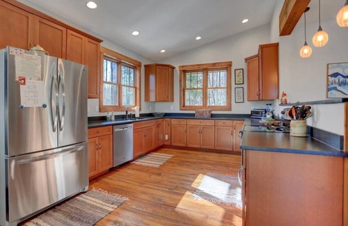 Oakland Ski Chalet | Timroc II, FIVE STAR REVIEWS! LAKE ACCESS, GREAT SWIMMING, PRIVATE 2 ACRES!