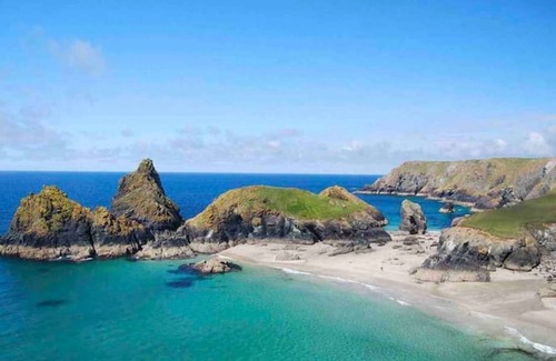 Helston House | ‘Tiny Black Bean’ @ Trenoon Meadow Glamping (adults only)