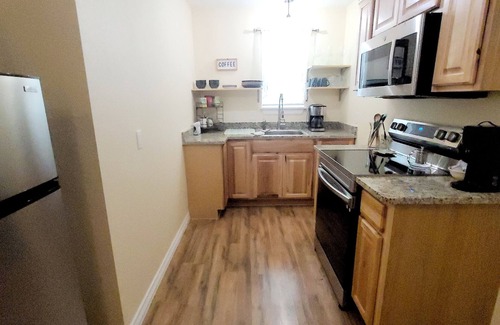 Redwood Apartment | Tiny House 5 min from town,5min to river,4min Santa R hospital