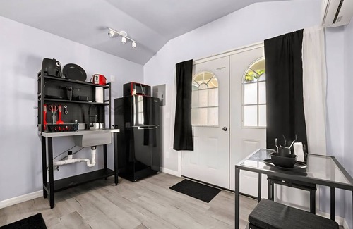 Port Orange Cottage | Tiny house 5 mins to Daytona beach. 12 mins to Speedway and DAB Airport.