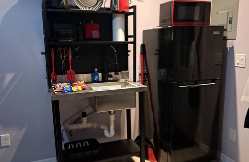 Port Orange Cottage | Tiny house 5 mins to Daytona beach. 12 mins to Speedway and DAB Airport.