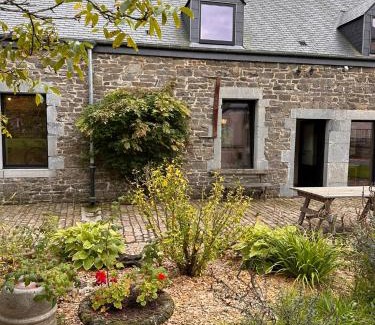 Vireux-Wallerand House | Tiny House dans les Bois Une Évasion Cozy pour Deux !