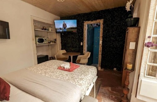 Sintra Apartment | Tiny Smart Home, Private Garden & Outside Jacuzzi. Center Sintra!