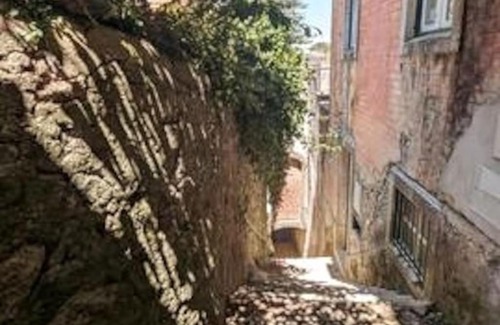 Sintra Apartment | Tiny Smart Home, Private Garden & Outside Jacuzzi. Center Sintra!