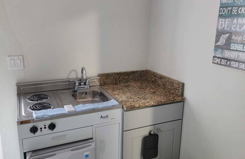 Paget Apartment | Tiny Studio in fabulous Smith's Parish at John Smith's Bay Beach