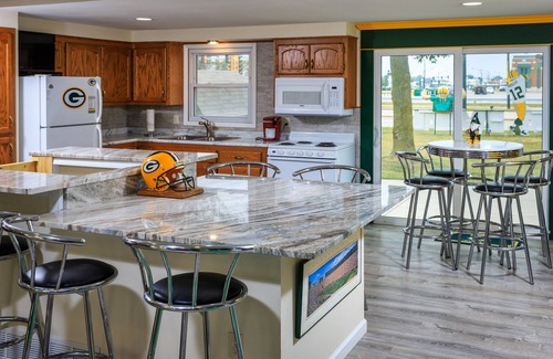 Green Bay House | Titletown Dream Stay- Fire pit, Stadium Views - Across from Lambeau Feild