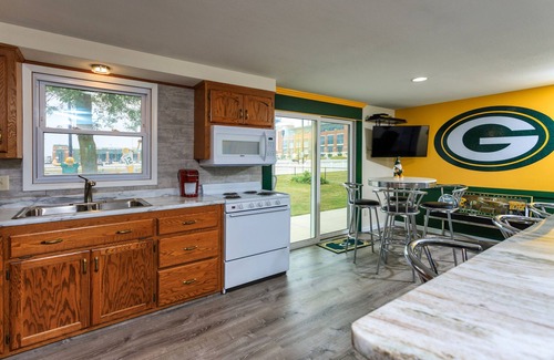 Green Bay House | Titletown Dream Stay- Fire pit, Stadium Views - Across from Lambeau Feild