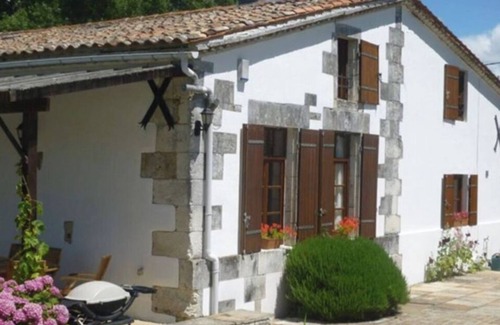 Chenac-Saint-Seurin-d'Uzet Cottage | To discover : Cottage with pool, close to the beaches
