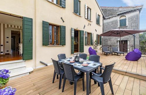 Dorsoduro Apartment | Tolentini Canal View & Terrace by Wonderful Italy