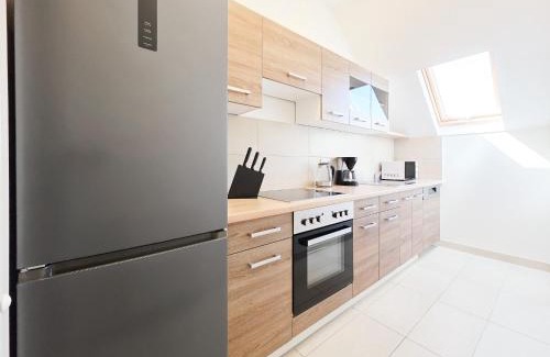 Gerresheim Apartment | Tolstov Apartments - 4 Room Apartment - Maisonette - Balcony - 20 Min Messe DUS and Old Town DUS