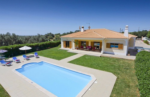 Vale Navio Villa | Tomas: Spacious 4 BD,heated pool , A.C & BBQ, Tenis table, PKG,Near Town+ beach