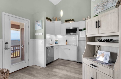 Holiday Beach Condo | Top-floor getaway w/balcony, designated parking, and complimentary activities!