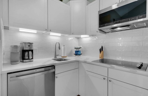 Holiday Beach Condo | Top-floor getaway w/balcony, designated parking, and complimentary activities!