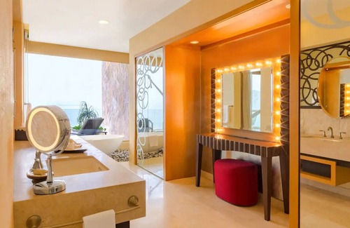 South Shore Hotel Area Resort | Top-Floor Grand Penthouse:360° Ocean and Jungle Views, Jacuzzi, Butler, No Fees!