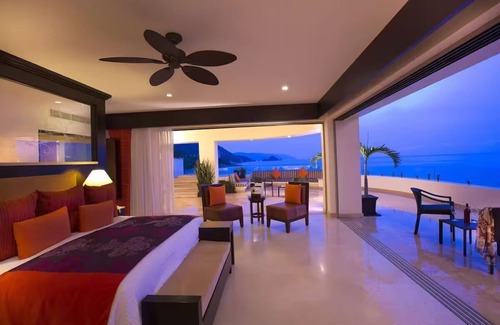 South Shore Hotel Area Resort | Top-Floor Grand Penthouse:360° Ocean and Jungle Views, Jacuzzi, Butler, No Fees!