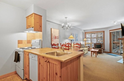 East Kootenay Condo | TOP FLOOR in Panorama Resort | TRUE Ski In/Out | Indoor Access to Pool & HotTubs
