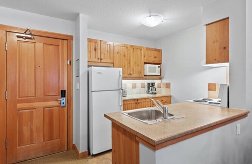 East Kootenay Condo | TOP FLOOR in Panorama Resort | TRUE Ski In/Out | Indoor Access to Pool & HotTubs