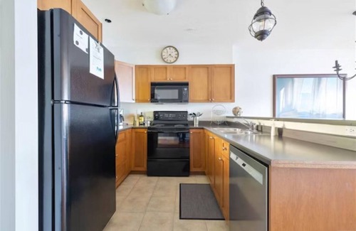 Vesuvius Condo | Top floor oceanview suite, 5 minute walk to beach!