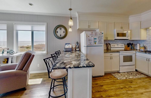 North Carolina Coast Condo | Top-Floor Oceanfront | Pool, Deck, Master Views, Easy Beach Access, Parking