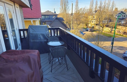Riley Park House | Top Floor Private Suite | King Bed | Balcony View | 15 min to Downtown Vancouver