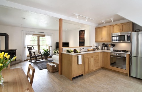 Woodstock Cottage | TOP-RATED! Pristine style+romantic luxury+firepit+walk to town=Brook Cottage Too