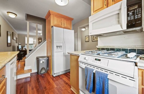 Capitol Hill Apartment | Top Two Floors - Vet Owned - 3 blocks to Capitol