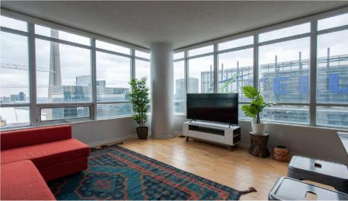 Downtown Toronto House | Toronto Downtown Core Two Bedroom Condo with CN Tower View, Free Parking