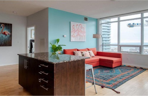 Downtown Toronto House | Toronto Downtown Core Two Bedroom Condo with CN Tower View, Free Parking