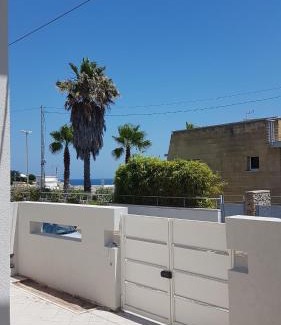 Torre dell'Orso House | Torre dell'Orso centro - villino vista mare con ampio giardino