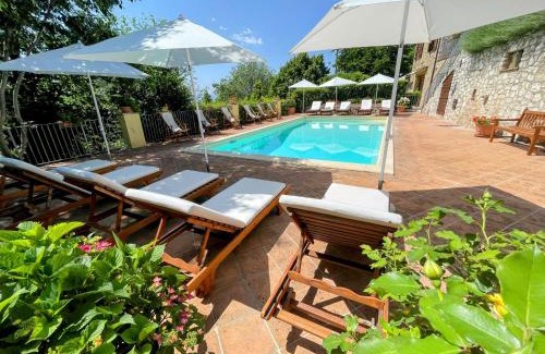 Strettura Cabin | Torretta sleeps 5 with pool and exclusive gardens plus private verandah