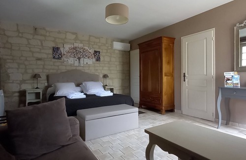 Les Ulmes Bed & Breakfast | Toucan, 25m² air-conditioned room on first floor, separate entrance