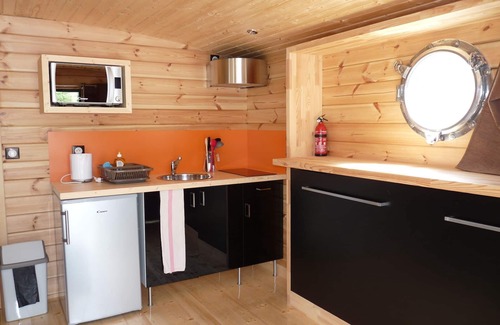 Chamberet Boat Rental | Toue cabanée