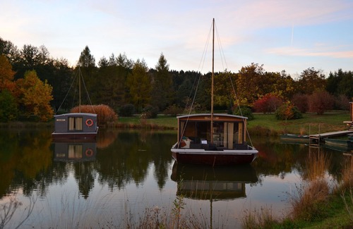 Chamberet Boat Rental | Toue cabanée