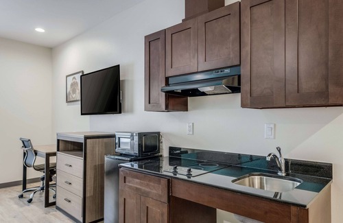 Katy Hotel | Tour Around Katy! Relaxing Unit w/Free Bfast, Visit LaCenterra at Cinco Ranch!