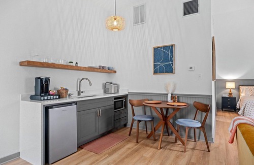 Fredericksburg Apartment | Town Creek Warren - Suite A | Great Locaton