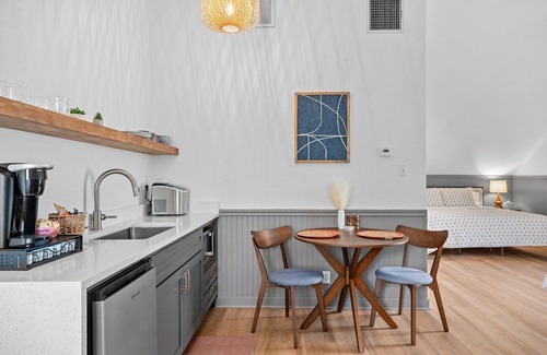 Fredericksburg Apartment | Town Creek Warren - Suite A | Great Locaton