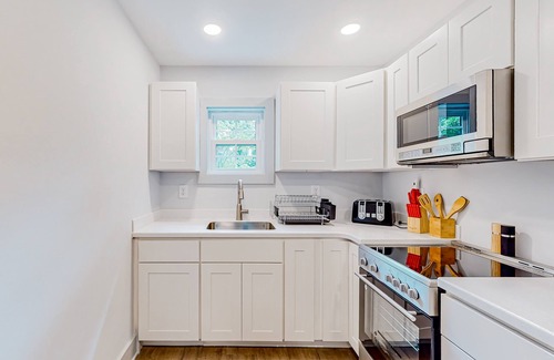 The Pines House | Town of Rehoboth Beach - Airy, walkable suite near the beach & boardwalk
