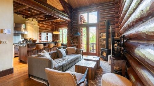 Mountain Village House | Townhome on the Creek 135 by AvantStay Ski In Ski Out Home w Hot Tub