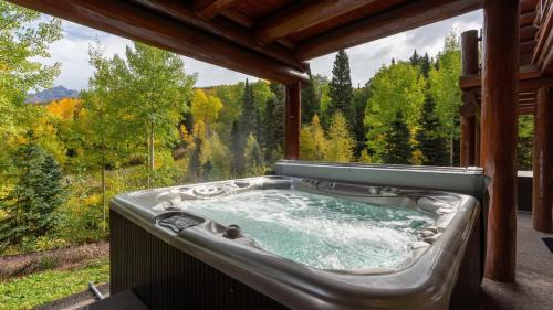 Mountain Village House | Townhome on the Creek 135 by AvantStay Ski In Ski Out Home w Hot Tub